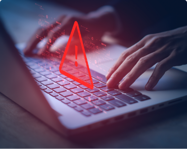 Clavier d’ordinateur avec symbole d’alerte rouge signalant une menace de sécurité numérique