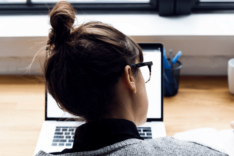femme devant son ordinateur en visio - speakylink assistance visuelle